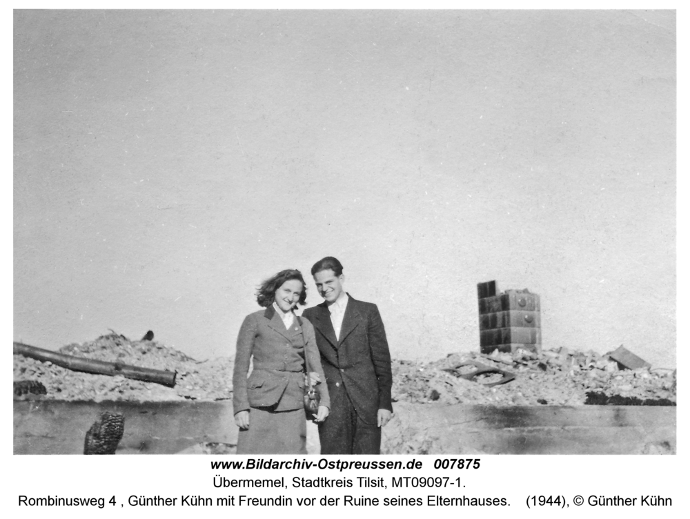 Tilsit Übermemel, Rombinusweg 4, Günther Kühn mit Freundin vor der Ruine seines Elternhauses