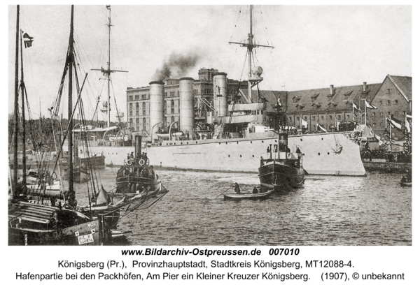 Königsberg (Pr.), Hafenpartie bei den Packhöfen, Am Pier ein Kleiner Kreuzer Königsberg