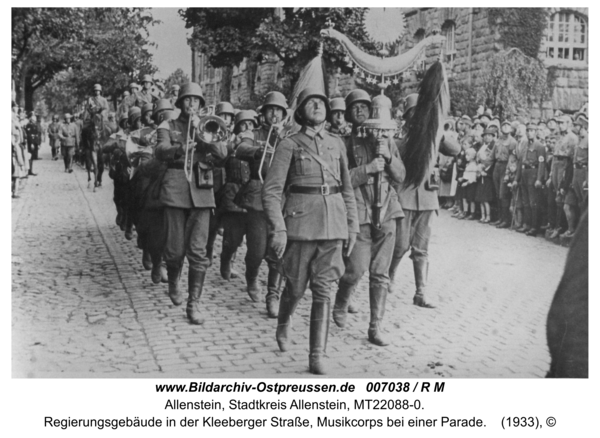 Allenstein, Regierungsgebäude in der Kleeberger Straße, Musikcorps bei einer Parade