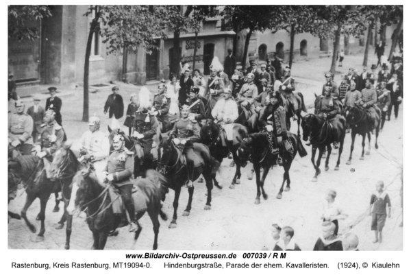 Rastenburg, Hindenburgstraße, Parade der ehem. Kavalleristen
