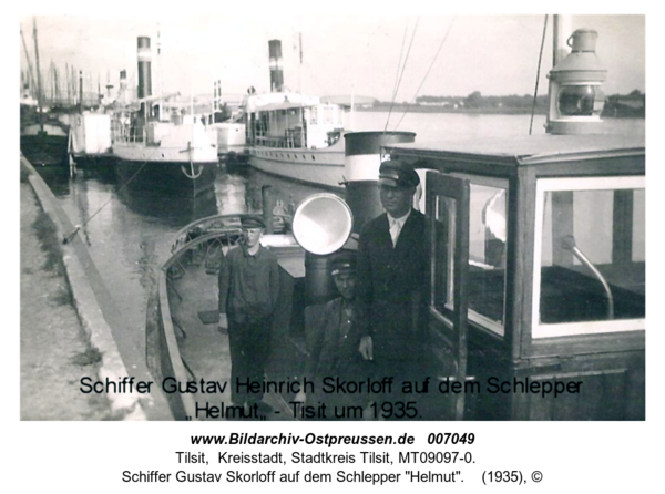 Tilsit, Schiffer Gustav Skorloff auf dem Schlepper "Helmut"
