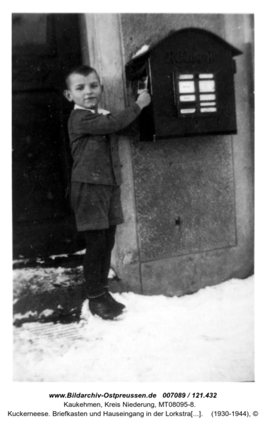 Kuckerneese. Briefkasten und Hauseingang in der Lorkstraße 19