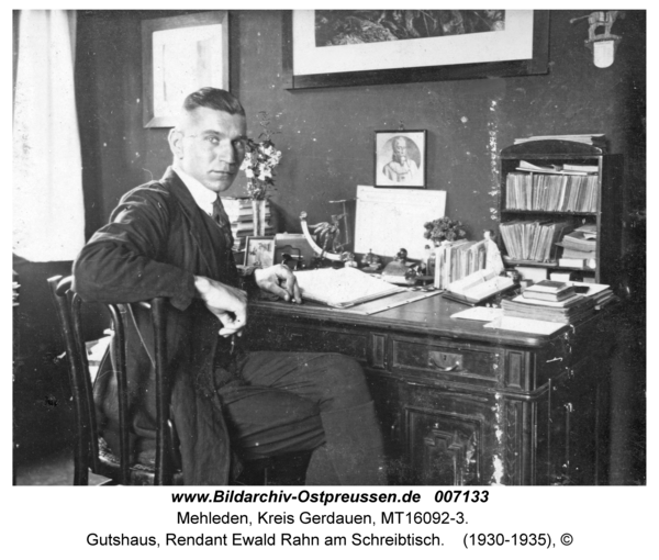 Mehleden, Gutshaus, Rendant Ewald Rahn am Schreibtisch