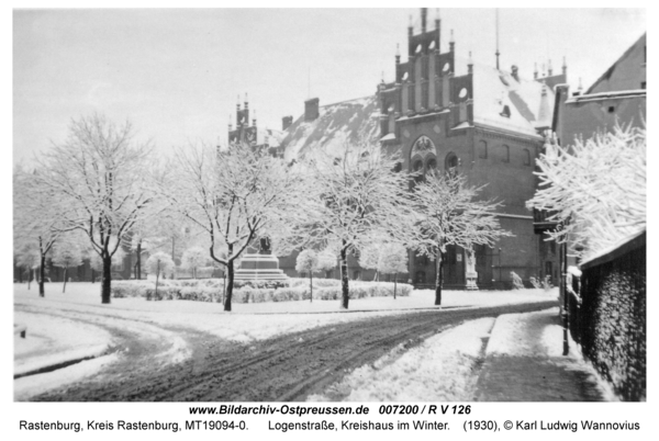 Rastenburg, Logenstraße, Kreishaus im Winter