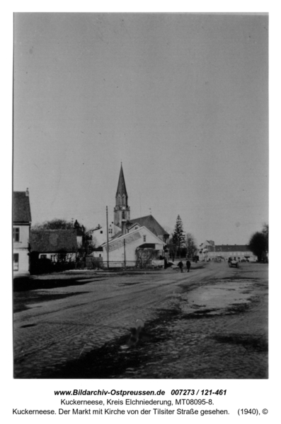 Kuckerneese. Der Markt mit Kirche von der Tilsiter Straße gesehen