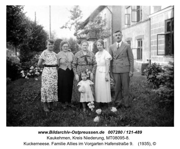 Kuckerneese. Familie Allies im Vorgarten Hafenstraße 9