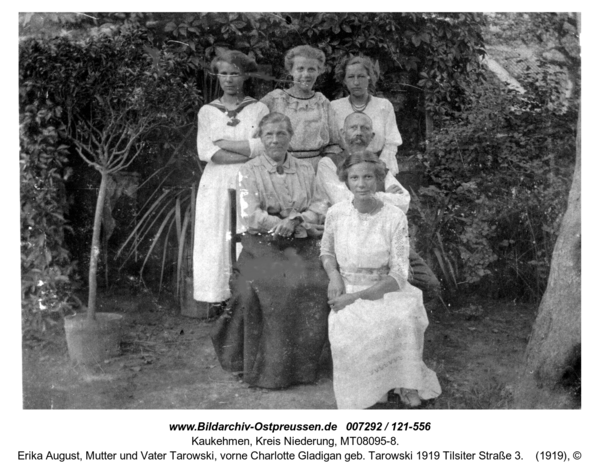 Kuckerneese.V. li Anna Maria u. Trude Tarowski, Erika August, Mutter und Vater Tarowski, vorne Charlotte Gladigan geb. Tarowski 1919 Tilsiter Straße 3