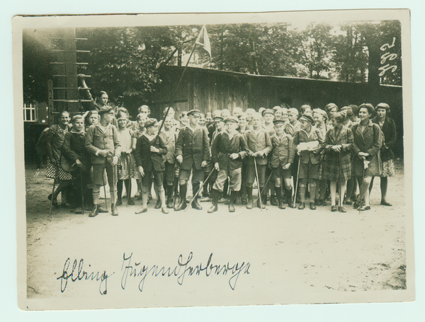 Neukirch 143, Schüler vor der Jugendherberge in Elbing