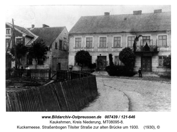 Kuckerneese. Straßenbogen Tilsiter Straße zur alten Brücke um 1930