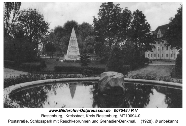 Rastenburg, Poststraße, Schlosspark mit Reschkebrunnen und Grenadier-Denkmal