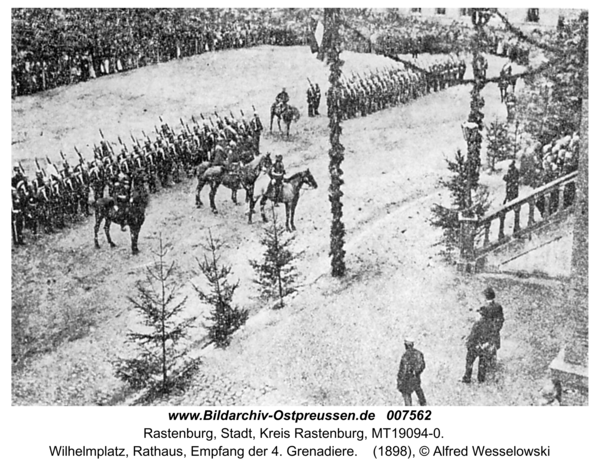 Rastenburg, Wilhelmplatz, Rathaus, Empfang der 4. Grenadiere