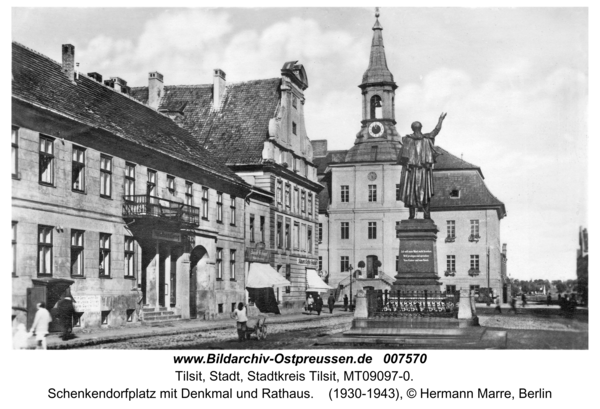 Tilsit, Schenkendorfplatz mit Denkmal und Rathaus