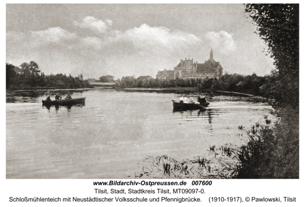 Tilsit, Schloßmühlenteich mit Neustädtischer Volksschule und Pfennigbrücke