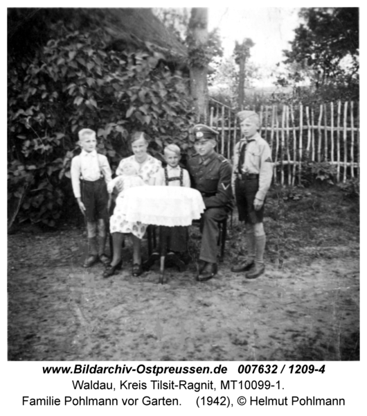 Waldau, Familie Pohlmann vor Garten