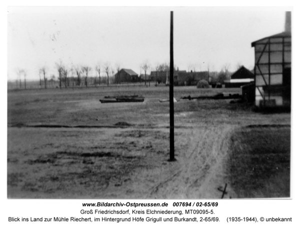 Groß Friedrichsdorf, Blick ins Land zur Mühle Riechert, im Hintergrund Höfe Grigull und Burkandt, 2-65/69