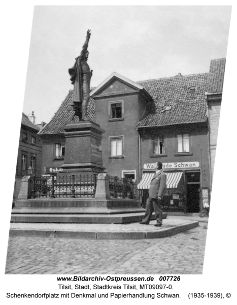 Tilsit, Schenkendorfplatz mit Denkmal und Papierhandlung Schwan