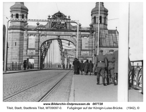 Tilsit, Fußgänger auf der Königin-Luise-Brücke