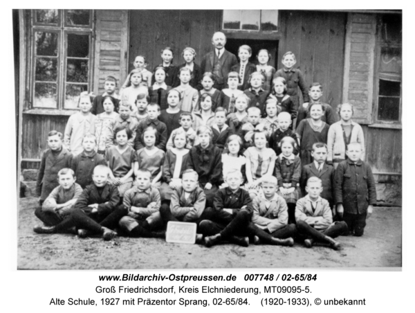 Groß Friedrichsdorf, Alte Schule, 1927 mit Präzentor Sprang, 02-65/84