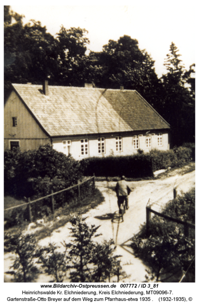 Heinrichswalde, Gartenstraße, Otto Breyer auf dem Weg zum Pfarrhaus-etwa 1935