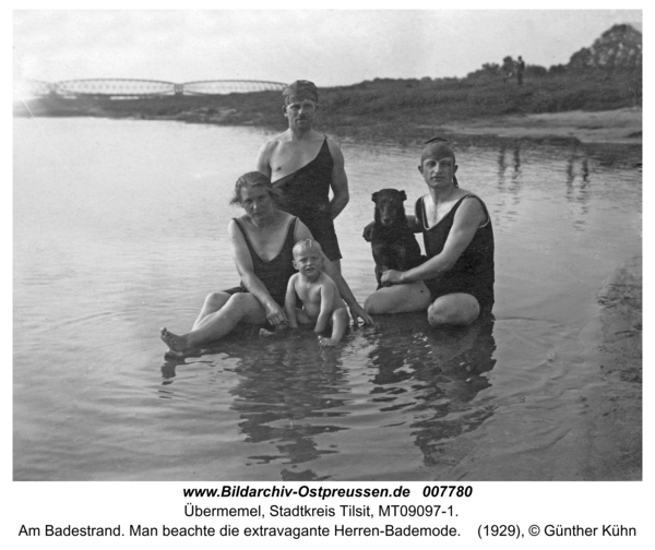 Tilsit-Übermemel, Am Badestrand. Man beachte die extravagante Herren-Bademode