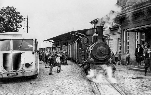Brittanien, Kleinbahnhof, Reichsarbeitsdienstabteilung 1/14 ist angetreten