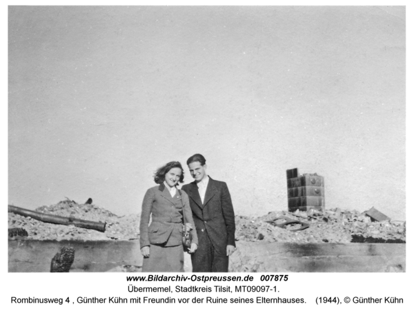Tilsit Übermemel, Rombinusweg 4, Günther Kühn mit Freundin vor der Ruine seines Elternhauses