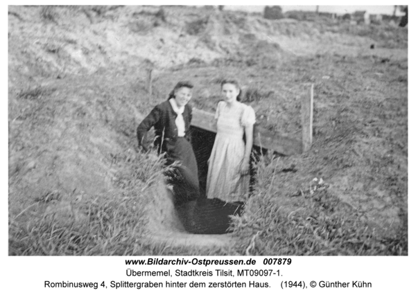 Tilsit Übermemel, Rombinusweg 4, Splittergraben hinter dem zerstörten Haus