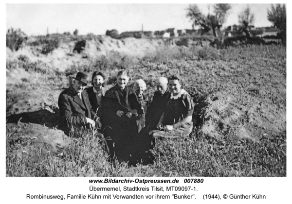 Tilsit Übermemel, Rombinusweg, Familie Kühn mit Verwandten vor ihrem "Bunker"