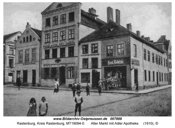 Rastenburg, Alter Markt mit Adler Apotheke