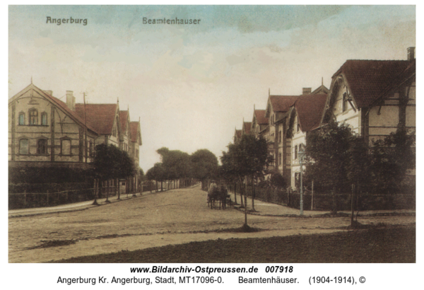 Angerburg 24, Beamtenhäuser