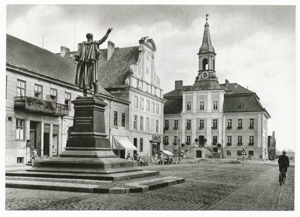 Tilsit, Schenkendorfplatz mit Denkmal und Rathaus