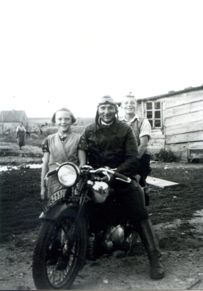 Weißenstein, Willi Krömer mit Motorrad mit Nichte und Neffen