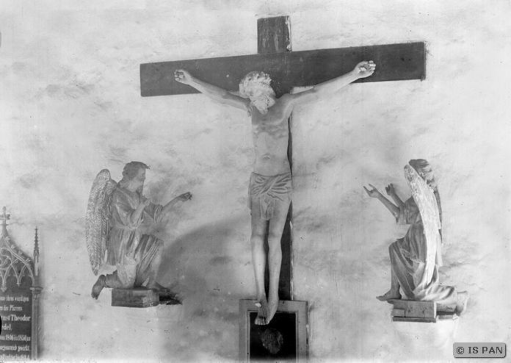 Klein Dexen, Ev. Kirche - Kruzifix und zwei Abendmahlsengel über dem Triumphbogen