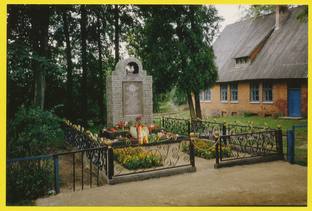 Trappen, Ort (Неманское), Ehrenmal für Gefallene und Verstorbene beider Weltkriege neben dem ehemaligen Pfarrhaus