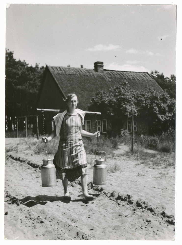 Vöglers, Gehöft, Frau mit Milchkannen