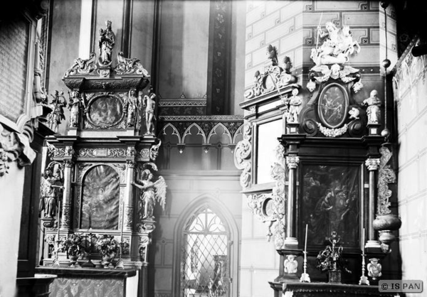 Frauenburg, Dom - Blick auf die Ostwand des südlichen Seitenschiffs mit Matthäus- und Josephsaltar sowie Eingang zur St. Georgskapelle