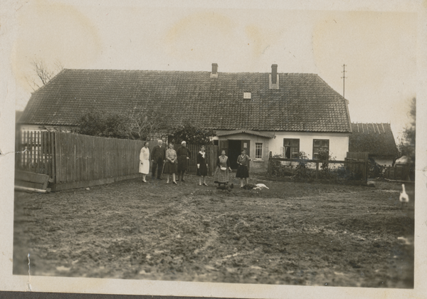 Kreislacken, Hof Otto Neumann, Familie Neumann vor dem Wohnhaus