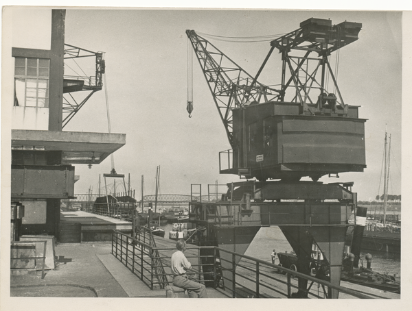 Tilsit, Lastkran am Memelhafen mit Blick auf Eisenbahnbrücke