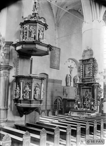Frauenburg,  Stadtpfarrkirche St. Nikolaus -  Blick auf die Kanzel und auf den Seitenaltar am ersten Pfeiler links