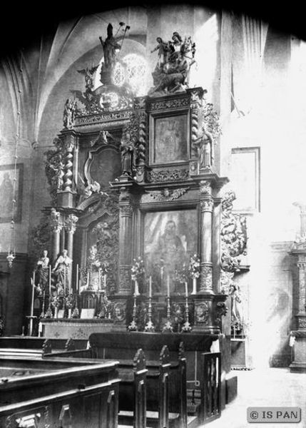 Frauenburg,  Stadtpfarrkirche St. Nikolaus -  Hochaltar und Seitenaltar am ersten Pfeiler rechts