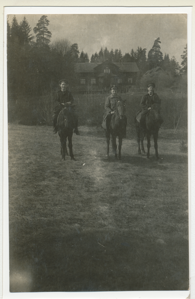 Jagdhaus Rominten, Kaiserlicher Park mit unbekannten Personen auf den Pferden, Hintergrund Forstamt Rominten