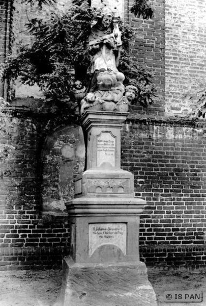 Frauenburg,  Stadtpfarrkirche St. Nikolaus -Figur des Hl. Johannes von Nepomuk auf dem Kirchplatz