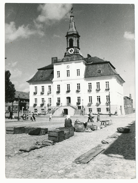 Tilsit, Rathaus, Markttreiben vor dem Rathaus