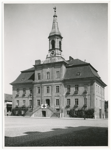 Tilsit, Rathaus mit Rote Kreuz Fahne