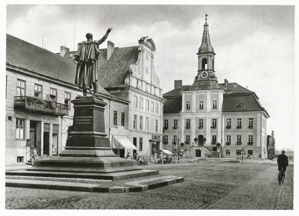 Tilsit, Schenkendorfplatz mit Denkmal und Rathaus