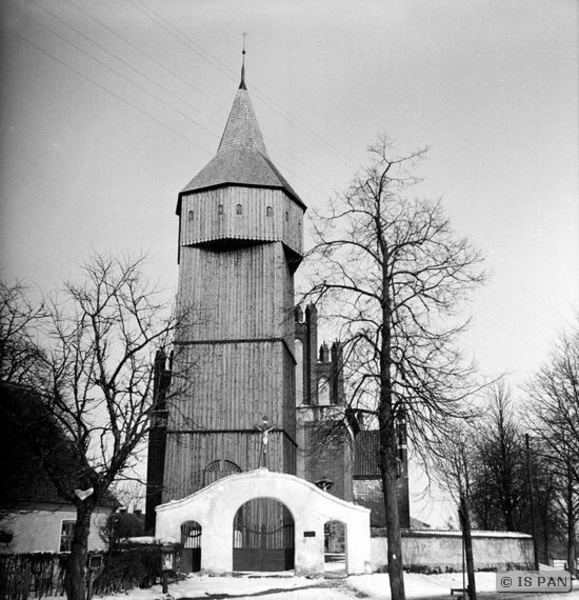 Freudenberg Kr. Rößel, Kirche - Vorderseite mit dem hölzernen Westturm (Winteraufnahme)