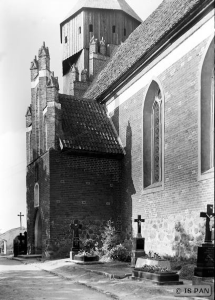 Freudenberg Kr. Rößel, Kirche - Teilansicht der Südseite mit der Vorhalle