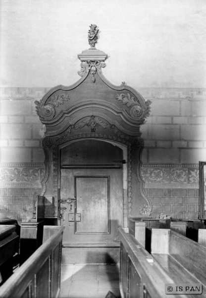 Freudenberg Kr. Rößel, Kirche - Innenraum - Tür der Sakristei mit geschnitzter Umrahmung (M. 18.Jh.)