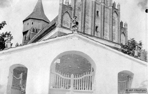 Freudenberg Kr. Rößel, Kirche -  Osttor in der Kirchhofsmauer mit den Figuren des Hl. Georg mit dem Drachen, des Hl. Joseph mit dem Christusknaben und der Hl. Anna