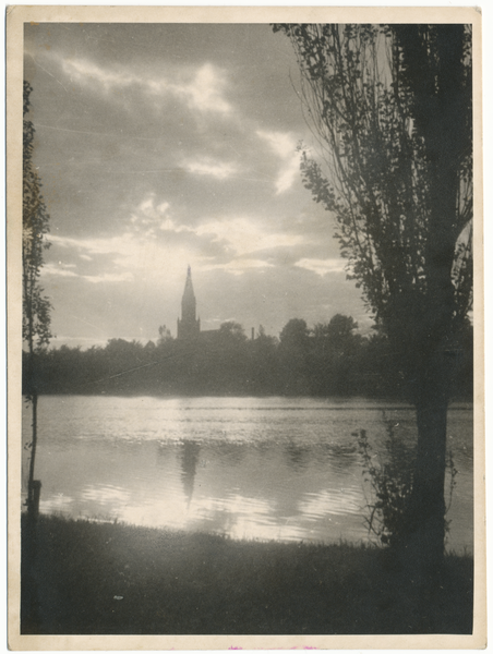 Tilsit, Stadt, Blick über den Schloßmühlenteich zur katholischen Kirche